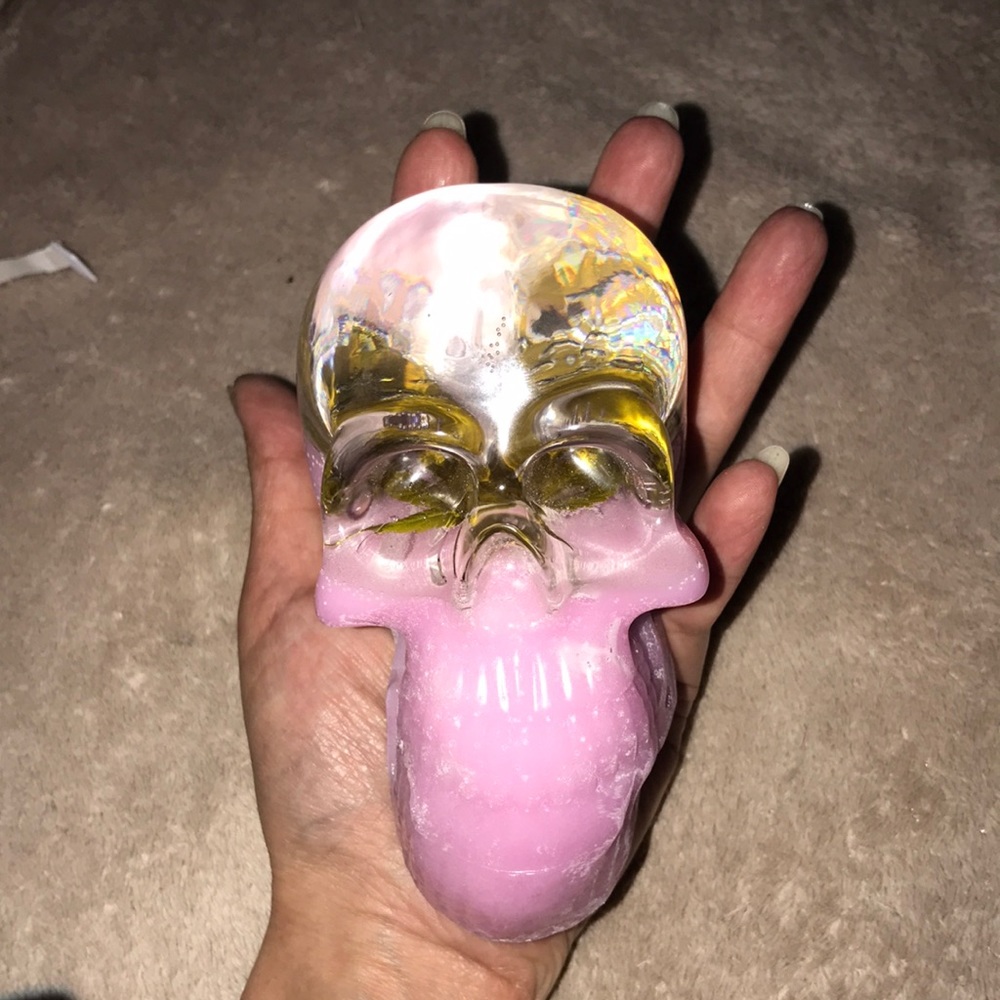 epoxy resin skull 💀 decor with glow paint and my favorite leaf New